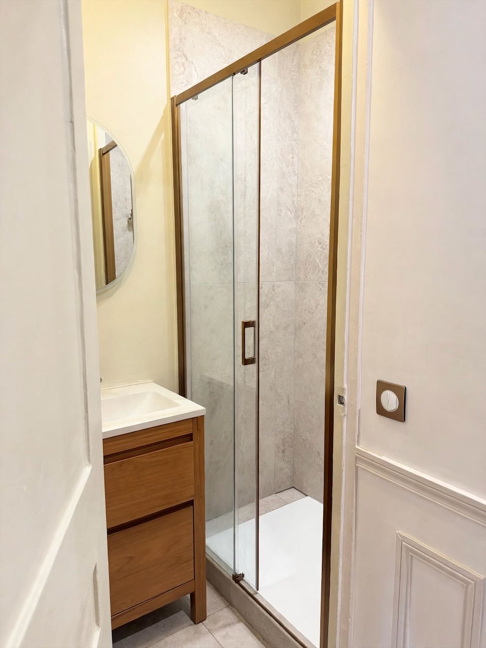 Salle de bains avec douche rénovée